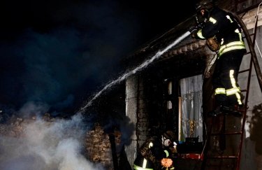 Фото: ГУ ГСЧС в Херсонской области Спасатели тушат пожар