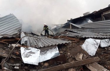 В Купянске в результате обстрелов произошел масштабный пожар на промышленном объекте