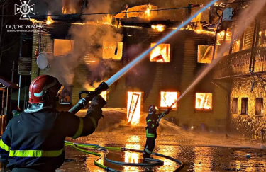 Масштабный пожар в Карпатах: сгорел деревянный туркомплекс (ФОТО, ВИДЕО)
