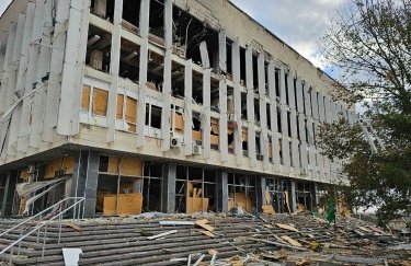 Россияне попали в библиотеку имени Гончара в Херсоне. Фото: Херсонская ОВА Погибший и раненые на Херсонщине, подрыв на мине в Харьковской области: как прошли сутки в регионах