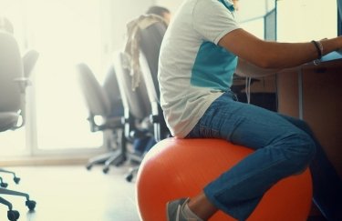 Как избавиться от боли в пояснице, сидя за офисным столом: 7 полезных упражнений