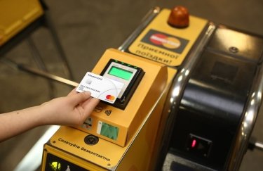 У Києві в метро не працює сервіс оплати банківськими картками на турнікетах
