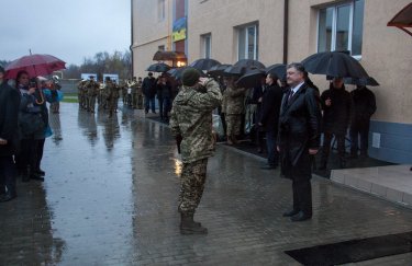 Осенью 2017 года Порошенко вручил военным ключи от 32 квартир