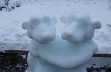 Выставка цветов в ледяных глыбах и снежных скульптур открылась на Певческом поле
