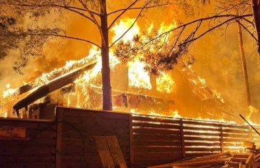 На Київщині снаряд російських окупантів потрапив у житловий будинок — виникла велика пожежа