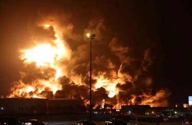 На нефтебазе в аравийской Джидде вспыхнул сильный пожар