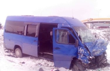 ДТП под Киевом: водитель и пассажир легковушки погибли, 9 детей попали в больницу