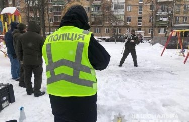 В Киеве мужчина подорвал себя гранатой на детской площадке