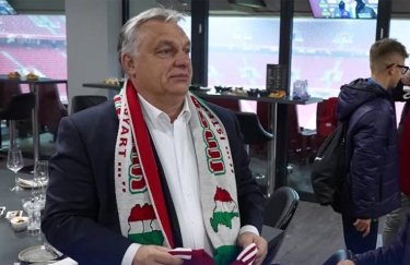 Орбан одягнув шарф з картою Угорщини, до складу якої "включили" частину України