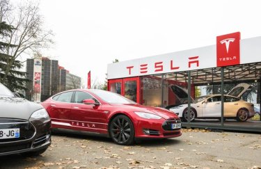 Tesla на третину знизила ціну на автопілот