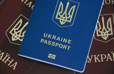 Украинцам начнут выдавать загранпаспорта в Варшаве: прием документов уже начался