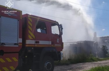 Спасатели на Харьковщине ликвидируют пожар, возникший из-за вражеских обстрелов. Фото: ГУ ГСЧС в Харьковской области