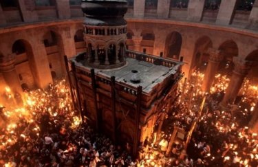 В храме Гроба Господня в Иерусалиме сошел Благодатный огонь (ВИДЕО)