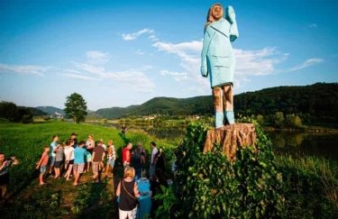 В Словении установили деревянную статую Мелании Трамп (ФОТО)