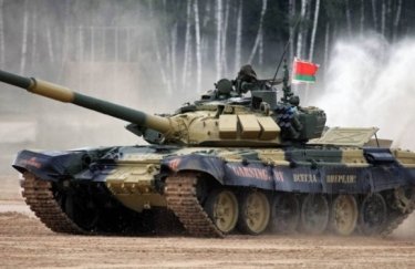 Беларусь разместила на границе с Украиной деревянные танки