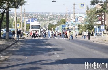 Перекрытие дороги в Николаеве. Фото: "НикВести"