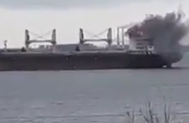В Николаеве от российского ракетного удара загорелось судно под флагом Бангладеш (ВИДЕО)