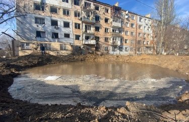 В Херсоне снаряд прилетел во двор многоквартирного дома: на месте попадания образовалась воронка