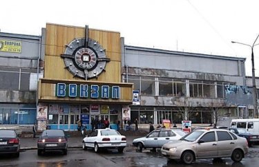У Миколаєві російські окупанти розбомбили залізничний вокзал