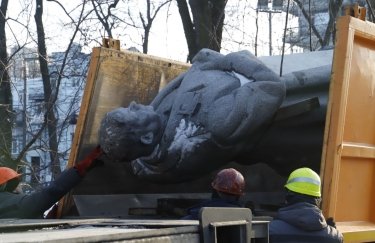 У Києві демонтували пам'ятник радянському генералу Ватутіну (ФОТО/ВІДЕО)