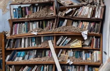 Фото: В результате российской агрессии в Украине было повреждено или разрушено почти 60 библиотек книги, библиотека, стопка книг, разрушенная библиотека