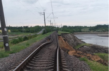 Взорванная ГЭС: возле Никополя просела железная дорога, поезда отменены