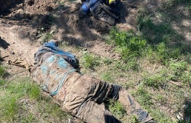 Застрелили в голову и закопали на обочине: Под Киевом нашли новое захоронение с жертвами оккупантов (ФОТО)