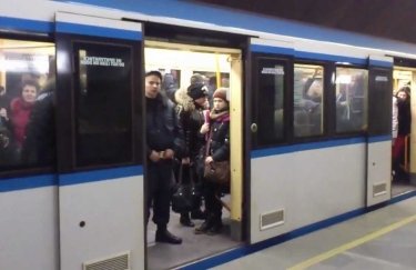 В киевском метро могут запретить петь и играть на гитаре