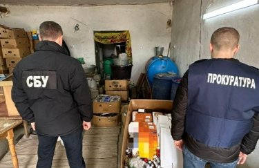 Полиция и СБУ разоблачили на Буковине семейный бизнес по разливу контрафактного "элитного" алкоголя и кофе (ФОТО)