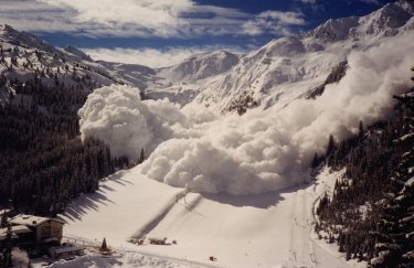 В Закарпатской области туристы попали под снежную лавину, один человек погиб — глава ОГА