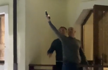 В Буковеле двое пьяных отдыхающих стреляли из травмата и угрожали людям: видео