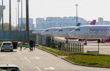 Самолеты на стоянке в Жулянах. Фото: аэропорт "Киев"