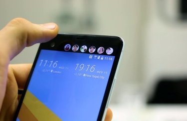 В сети появились фото вариантов телефона Samsung с двумя экранами