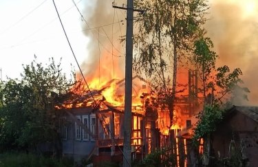 Сумская область, горит дом, пожар, война в Украине