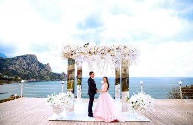 Выездная церемония регистрации брака в Крыму. Фото: hotel-aleksandria.com