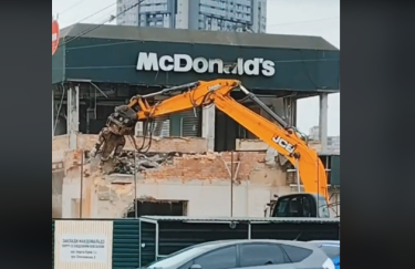 У Києві розпочали демонтаж ресторану McDonald's на Вокзальній площі. Ілюстрація: скріншот з відео очевидців У Києві на Вокзальній площі демонтують ресторан McDonald's