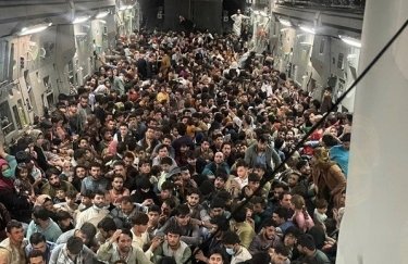 Афганские беженцы на борту военного самолета США. Фото: twitter.com/MarcusReports