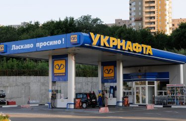 Группа "Приват" второй раз за месяц подняла цены на топливо на гривну. Фото: Facebook "Укрнафты" Цены на бензин и дизтопливо в сети группы "Приват" за день выросли на 1 гривню за литр