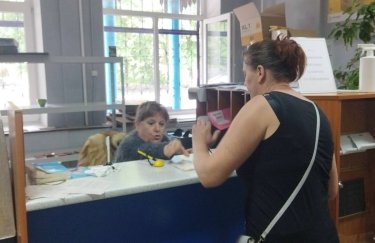 Українці на деокупованих територіях отримують гроші від Червоного Хреста через "Укрпошту"