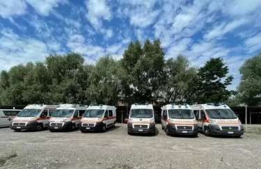 УПЦ и Фонд Вадима Новинского передали 101 машину скорой помощи общинам Украины