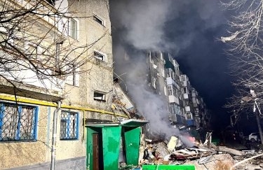 У Сумах "шахед" влучив у житловий будинок, у Мирнограді через ракетний удар частково зруйновано п'ятиповерхівку, є загиблі: ситуація у регіонах (ФОТО)