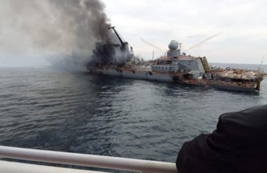 Журналисты публикуют первые фото и видео крейсера "Москва" после удара ВСУ