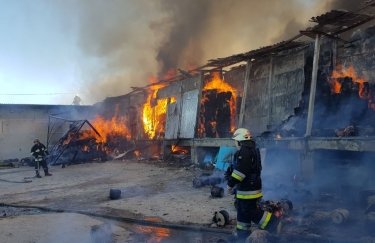 Под Харьковом из-за обстрела произошел масштабный пожар с жертвами (ФОТО)