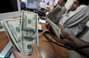 Фото: Дебет-Кредит НБУ дозволив банкам продавати населенню ще більше валюти. Як це вплине на гривню?