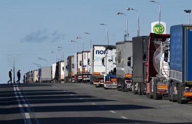 Фото: Depositphotos черга, очередь, грузовики, вантажівки