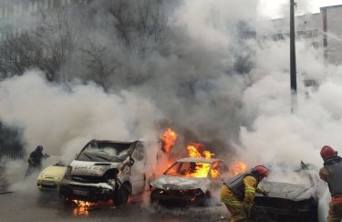 Ракетная атака: в Киеве раздались взрывы, горят автомобили
