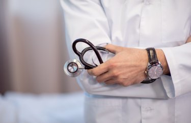 Кабмин продлил гарантии минимальной зарплаты врачам в 20 тысяч гривен на 2023 год