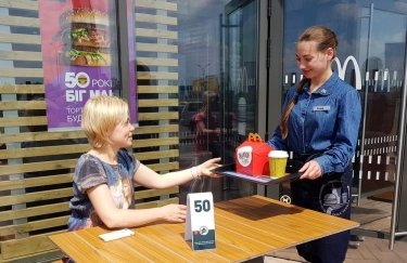 McDonald's в Киеве начал обслуживать за столиками