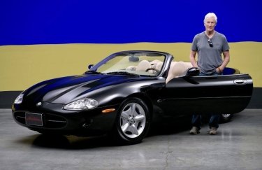 Ричард Гир продает свой кабриолет Jaguar XK8 для помощи украинцам