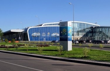 Во львовском аэропорту ищут взрывчатку